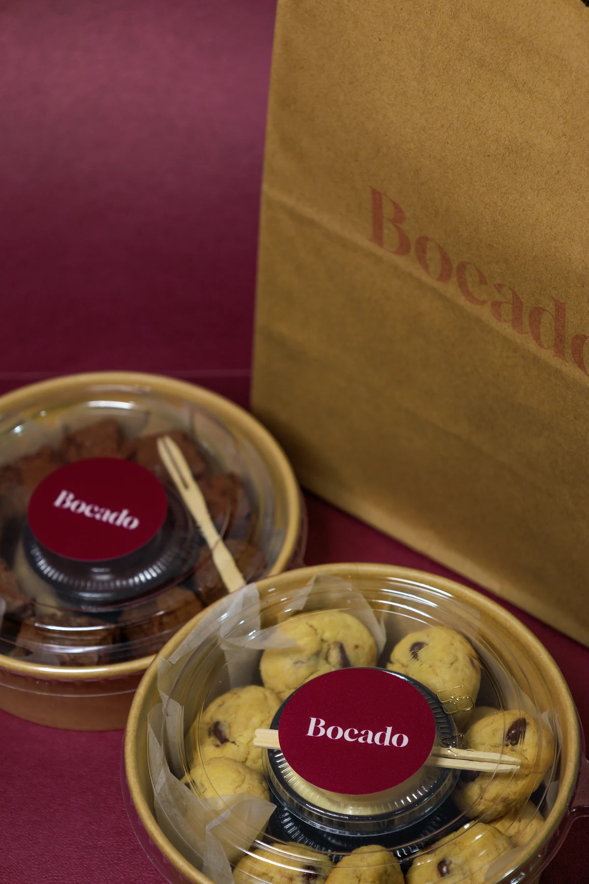 Bowls de brownies y cookies con bolsa