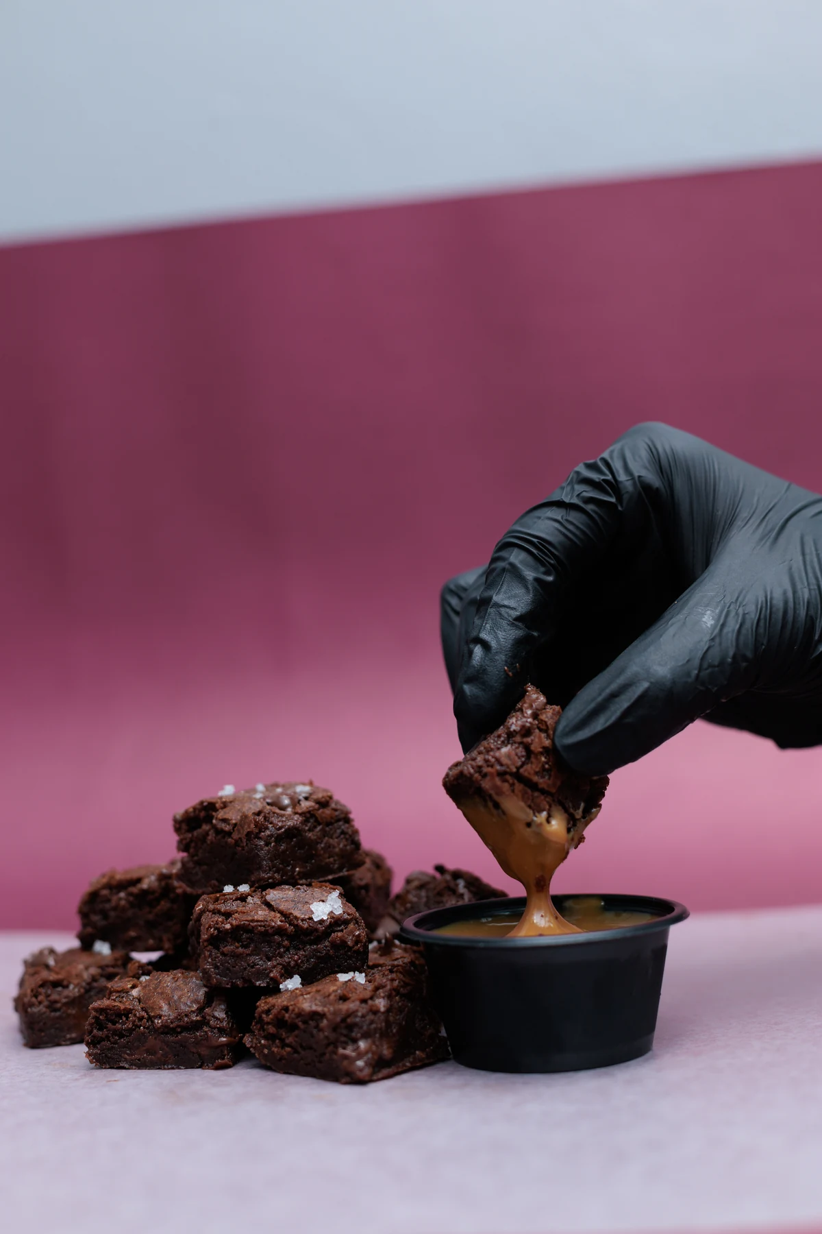 Brownies y dip en primer plano