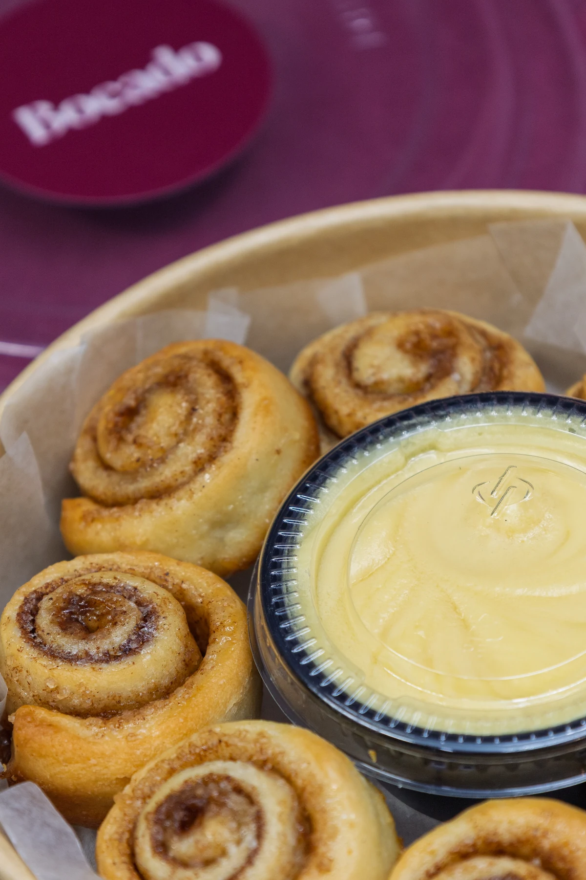Detalle de bowl de cinnamon y frosting
